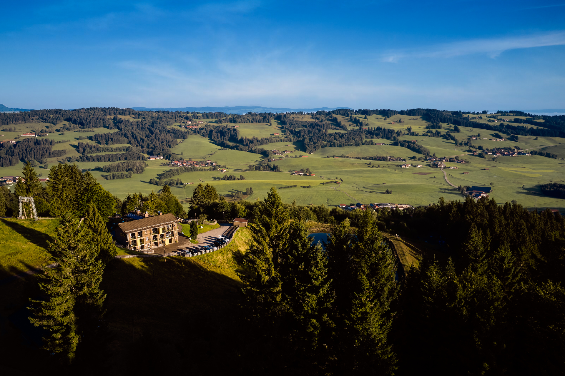 KUKU-Berghotel-Ansicht-mit-Panorama