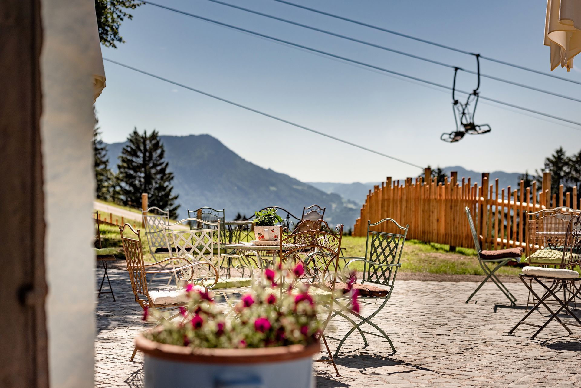 KUKU-Berghotel-Aussicht-Sonnenterrasse-Sommer-Rettenberg-Gruenten