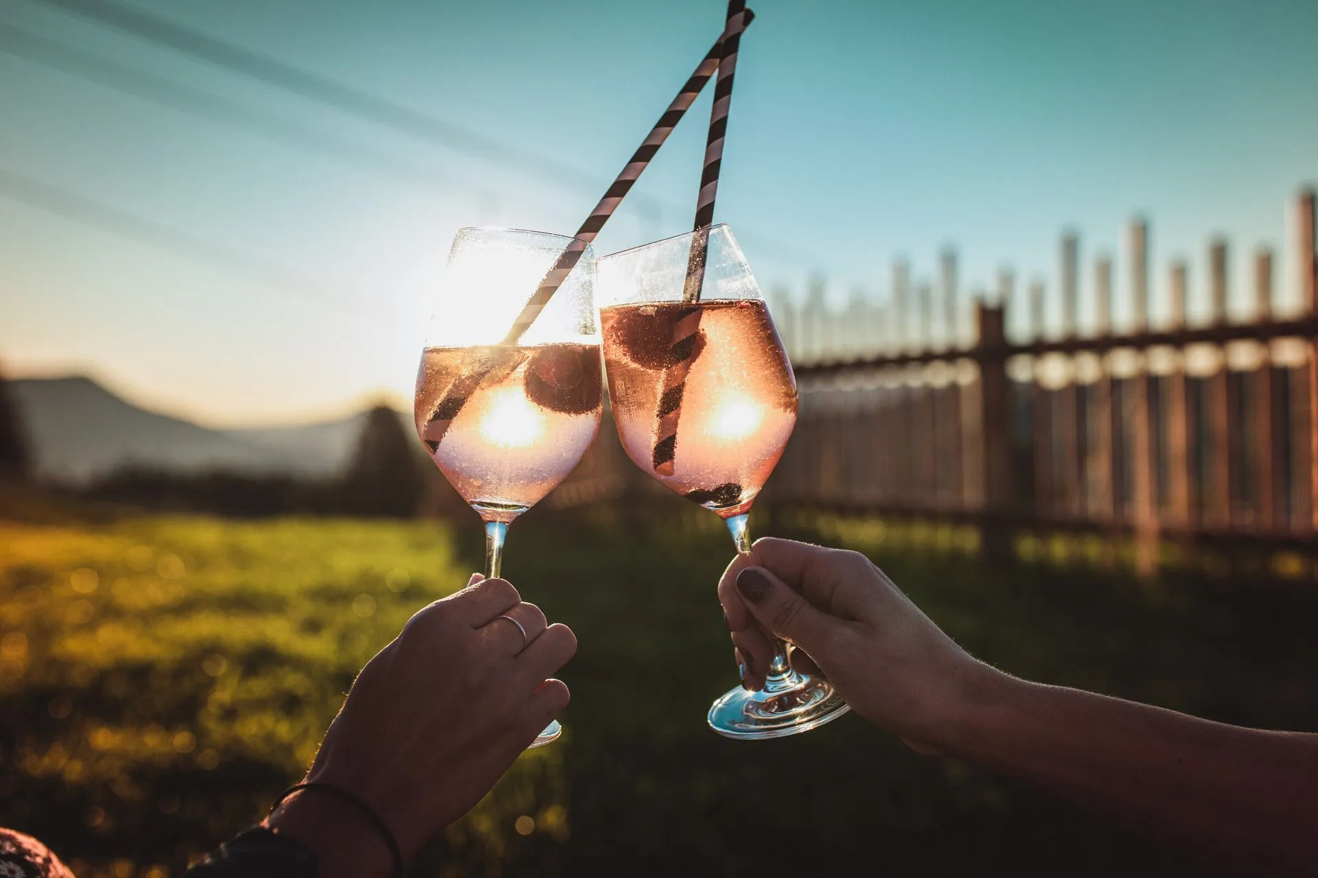 KUKU-Berghotel-Restaurant-anstossen-feiern-Header