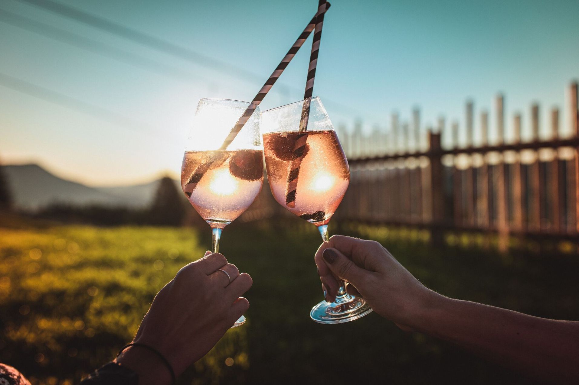 KUKU-Berghotel-Restaurant-anstossen-feiern-Header